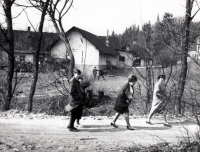 Anna Krpešová (uprostřed v šusťáku), vpředu její matka Anna Duží, Staré Hamry, březen 1968