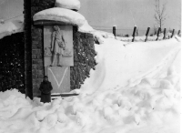 Anna Krpešová u pomníku Maryčky Magdonové, Staré Hamry, 40. léta