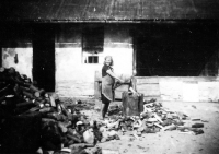 Služebná u rodiny Duží Anastázie, 40. léta