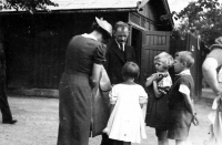 Anna Krpešová (blonďatá holčička), uprostřed učitel Jan Kabelka, nádraží ve Starých Hamrech, kolem roku 1940