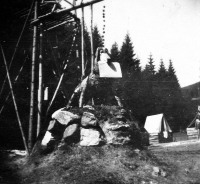 Ze skautského tábora na Slovensku, kde Anna Krpešová vařila, asi 1947