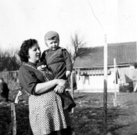 Verner Lička s matkou Lýdií, Hlučín, 1956