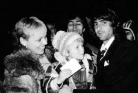 Vpravo fotbalista FC Valencia Mario Kempes, který byl v té době jeden z nejlepších fotbalistů světa,  manželka Vernera Ličky Dana, syn Marcel. Po zápase Poháru mistrů evropských zemí, Bazaly, 1981