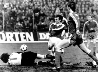 Verner Lička v zápase s Bayernem Mnichov před brankářem Seppem Maierem, Bazaly, 1980