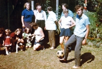 Verner Lička (vpravo s míčem) s rodinou, Hlučín, 1969