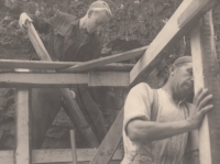 Tatínek Lubor Linhart vlevo na stavbě rodinné textilní továrny, Hronov, 1942
