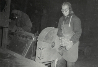 Maminka při práci ve Třineckých železárnách