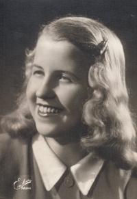 Maminka Irena Linhartová, rozená Židová, Praha, 1943