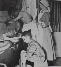 Patnáctiletá maminka Danny Ottové s dětmi v Jedličkově ústavu, 1913–1914