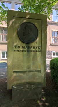 Pomník prezidenta Masaryka před budovou české školy v Bělíkově ulici ve Frýdlantu z roku 1925