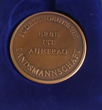 Zadní strana medaile, kterou pamětník dostal za pomoc Němcům z Frýdlantska