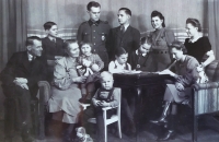 Celá rodina Moudrých v roce 1942, kdy se naposledy sešli všichni (pamětník stojí vlevo nad otcem, vedle něj je nejstarší bratr Georg Moudrý, který pracoval za války jako kameraman německých filmových týdeníků)
