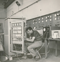 V emigraci si nalezl Josef Parlesák práci jako elektroinženýr v německé firmě Siemens