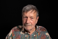 Pamětník Josef Parlesák ve studiu Paměti národa v roce 2022