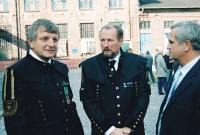 Václav Pošta (uprostřed) s Viktorem Koláčkem (vlevo) a Petrem Otavou / při otevírání záchranářské expozice v hornickém muzeu v Ostravě-Petřkovicích / 2003
