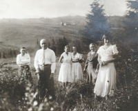 Steblovi s příbuznými – zleva neznámý příbuzný, dědeček, teta, maminka, babička a neznámá příbuzná Edity Krystýnkové