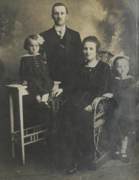 Zleva: teta, dědeček, babička a maminka Edity Krystýnkové