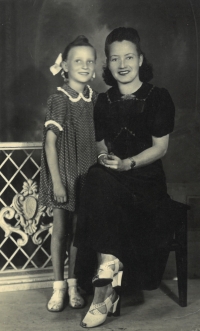 S maminkou  na fotografii k desátým narozeninám