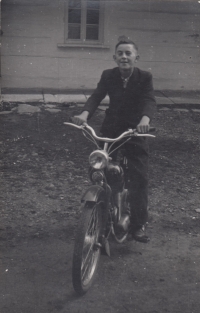 Patnáctiletý Jaroslav Jung s novým motocyklem, Slané, 1961
