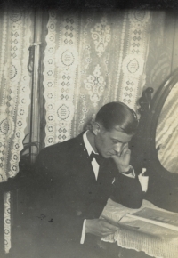 Tatínek Edity Krystýnkové za studentských let