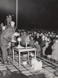 Sametová revoluce ve Veselí nad Moravou. Na pódiu Jaroslav Pospíšil