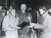 Sametová revoluce ve Veselí nad Moravou. Vlevo Hana Brigita Reichsfeld, vedle Jaroslav Pospíšil a Lubomír Reichsfeld