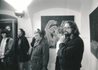 Vernisáž výstavy Václava Vokolka na zámku v Roztokách na počátku devadesátých let 