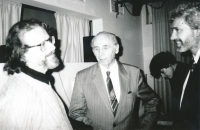Václav Vokolek (vlevo) s básníkem Emilem Julišem (uprostřed) na konci osmdesátých let