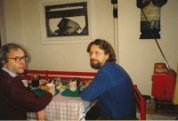 Pamětník s historikem a slavistou Frankem Boldtem (vlevo) v bytě Václava Vokolka v devadesátých letech 
