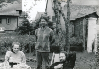 Pamětník (uprostřed) s básníkem Ivanem Wernischem (vpravo) na zahradě v osmdesátých letech  