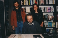 Václav Vokolek (uprostřed) se spoluzakladateli nakladatelství Triáda Lucií Medkovou a Robertem Krumphanzlem v roce 1996