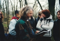 Václav Vokolek se svými studenty Vyšší odborné školy publicistiky na fotografii z roku 2000