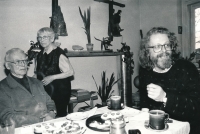 Václav Vokolek se strýcem Vojmírem a tetou Květou Vokolkovou v pardubickém bytě Vojmíra Vokolka na počátku devadesátých let