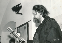 Václav Vokolek na zahájení výstavy v roce 1994