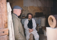 Václav Vokolek se strýcem Vojmírem v jeho ateliéru ve Dvakačovicích v roce 1995
