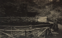 Žampach, u studánky, která sloužila jako vodní zdroj celé obci, 1923