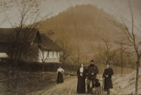 Žampach, 20. léta 20. století, uprostřed teta Marie Kalousková (otcova sestra)