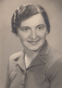 Maminka Ivany Bouchnerové, Julie Fliegelová, v roce 1940