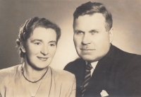 Rodiče Ivany Bouchnerové u příležitosti tatínkových padesátých narozenin v roce 1952