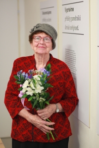 Ivana Bouchnerová s kytičkou jako poděkováním za vyprávění pro Paměť národa dne 20. dubna 2023