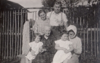Ivana Bouchnerová, její rodiče, obě babičky a sestra Julie
