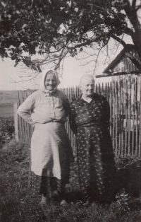 Ivana Bouchnerová’s grandmothers in Havlovice, 1940