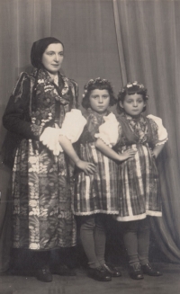 Ivana Bouchnerová, maminka a sestra při fotografování v plzeňském ateliéru v květnu 1945
