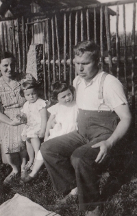 Ivana Bouchnerová with sister Julie and parents in Havlovice