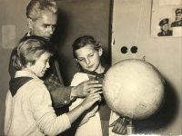 Olga Mastníková na základní škole při výuce zeměpisu