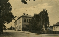 Budova základní školy v Kylešovicích s pomníkem padlým v první světové válce