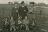 A family at the weir in Kylešovice, in a meadow amongst primroses. Top row from the left father František Jelen, mother Anna Jelenová, Mrs. Koutná, second child from the left is Marie Králová, and fourth her sister Eliška