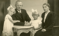 Rodina Jelenova na portrétní fotografii z roku 1938. Zleva sestra Eliška, otec František, Marie Králová, matka Anna