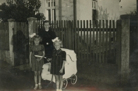 Marie Králové's birth house in Kylešovice in Osvobození Street. On the photo: aunt Štefanie Kanovská, her son František in a pram, on the left Marie Králové's cousin Traudi Smolková and Mrs. Marie Králová