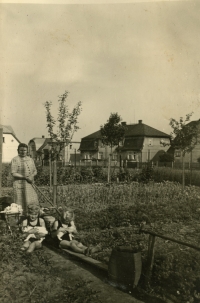 U domu Smolkových, zleva paní Smolková, malá Traudi a Marie Králová